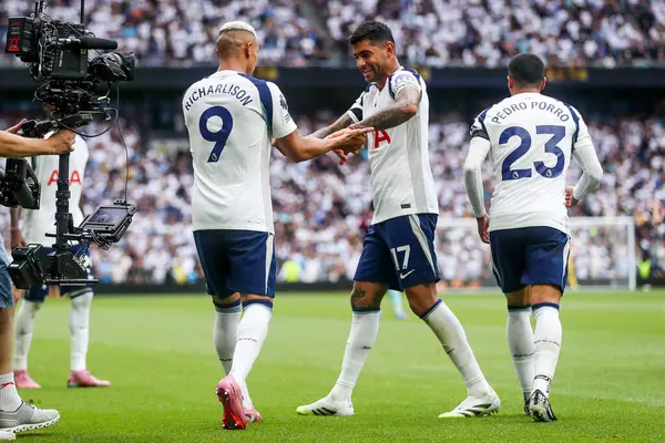 Tottenham Hotspur takımından Richarlison, Premier League maçında Tottenham Hotspur 'a karşı Tottenham Hotspur Stadyumu' nda Cristian Romero ile yaptığı maçı 16 Ağustos 2025 'te kutluyor.