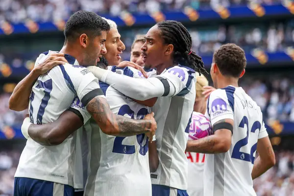 Tottenham Hotspur takımından Richarlison, 16 Ağustos 2025 'te Tottenham Hotspur Stadyumu' nda oynanan Premier League maçında takım arkadaşlarıyla 2-0 'lık galibiyetini kutluyor.