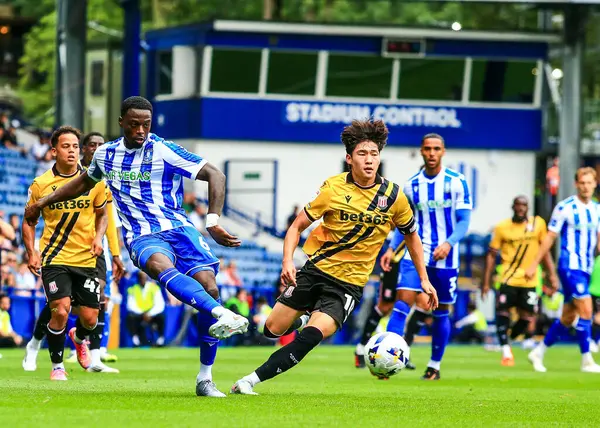 Sheffield 'li Dominic Iorfa, Çarşamba günü Sheffield Çarşamba günü İngiltere' nin başkenti Sheffield 'da Stoke City' e karşı oynanan Gökyüzü İddia Şampiyonası maçında pas attı.