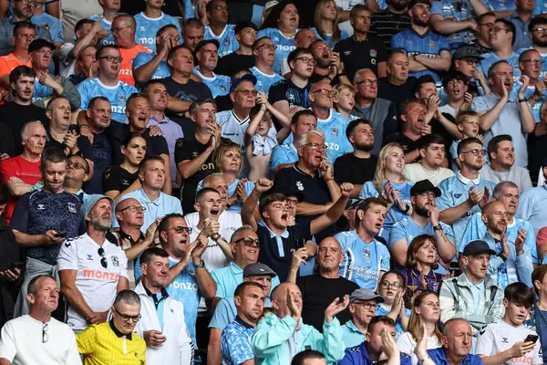 Coventry taraftarları 16 Ağustos 2025 'te İngiltere' nin Derby şehrindeki Coventry City maçında Gökyüzü İddia Şampiyonası 'nı kutluyorlar.