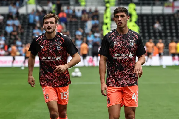 Coventry City 'den Liam Kitching ve Coventry City' den Bobby Thomas maç öncesi ısınma maçında Derby County, Coventry City 'ye karşı Pride Park Stadyumu, Derby, İngiltere, 16 Ağustos 2025