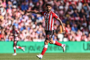 Sunderland 'dan Omar Alderete, İngiltere' nin Sunderland şehrinde 16 Ağustos 2025 'te oynanan Premier League maçında takımına talimat verdi.