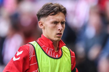 Sunderland 'dan Chris Rigg, İngiltere' nin Sunderland şehrinde 16 Ağustos 2025 'te oynanan Premier Lig karşılaşmasında ısındı.