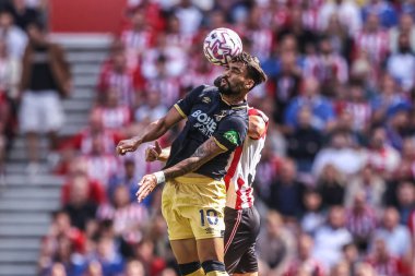 Lucas Paquet West Ham United, 16 Ağustos 2025 'te Sunderland-West Ham United Stadyumu' nda oynanan Premier League maçı sırasında Sunderland 'lı GranitXhaka' dan yüksek topu almak için atlıyor.