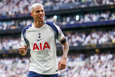 Tottenham Hotspur takımından Richarlison, Premier Lig maçında Tottenham Hotspur 'un Burnley' e karşı oynadığı Tottenham Hotspur Stadyumu, Londra, İngiltere 'de 16 Ağustos 2025' te oynanan maçta 2-0 'lık galibiyet golünü kutluyor.