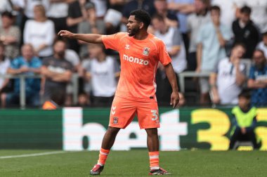 Coventry City 'den Jay Dasilva, 16 Ağustos 2025' te İngiltere 'nin Pride Park Stadyumu' nda oynanan Gökyüzü İddia Şampiyonası maçında takımına talimatlar veriyor.