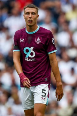 Burnley 'den Maxime Esteve, Premier Lig maçında Tottenham Hotspur' a karşı Burnley 'e bakıyor. Tottenham Hotspur Stadyumu, Londra, 16 Ağustos 2025