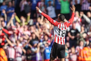 Sunderland 'dan Wilson Isidor, İngiltere' nin Sunderland şehrinde 16 Ağustos 2025 'te oynanan Premier League karşılaşmasında taraftarlarla birlikte zaferi kutluyor.