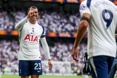 Pedro Porro, Tottenham Hotspurs 'dan Richarlison' u Premier Lig maçında Tottenham Hotspur 'a karşı Burnley' nin maçında 2-0 kazanmasını kutluyor. Tottenham Hotspur Stadyumu, Londra, İngiltere, 16 Ağustos 2025