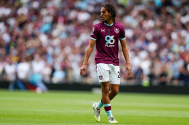 Burnley 'li Hannibal, Premier Lig maçı sırasında Tottenham Hotspur' a karşı Tottenham Hotspur Stadyumu, Londra, İngiltere, 16 Ağustos 2025 'te oynanan maçına bakıyor.