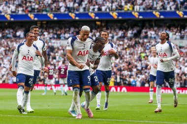 Tottenham Hotspur takımından Richarlison, 16 Ağustos 2025 'te Tottenham Hotspur Stadyumu' nda oynanan Premier League maçında takım arkadaşlarıyla 2-0 'lık galibiyetini kutluyor.