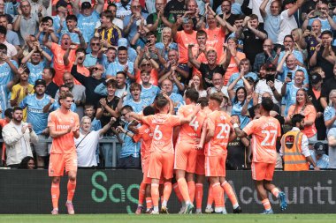 Coventry City 'den Hacı Wright takım arkadaşları ve Coventry City taraftarı Hacı Wright, Sky Bet Şampiyonası' nda Pride Park Stadyumu 'nda oynanan Derby County Coventry City maçında 1-2' lik penaltıyla gol atma hedefini kutluyor.