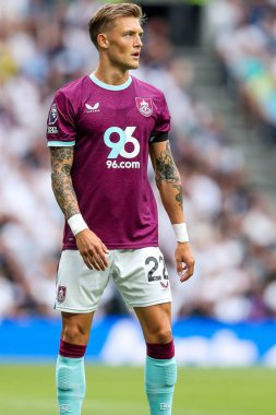 Burnley 'den Oliver Sonne, Premier Lig maçında Tottenham Hotspur' a karşı Burnley 'e karşı Tottenham Hotspur Stadyumu, Londra, 16 Ağustos 2025
