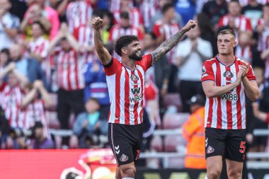 Sunderland 'dan Omar Alderete, 16 Ağustos 2025' te Sunderland-West Ham United Stadyumu 'nda Premier League karşılaşmasında galibiyeti kutluyor.