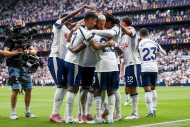 Tottenham Hotspur takımından Richarlison, 16 Ağustos 2025 'te Tottenham Hotspur Stadyumu' nda oynanan Premier League maçında takım arkadaşlarıyla 2-0 'lık galibiyetini kutluyor.