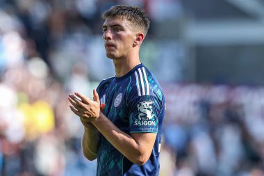 Leicester City 'den Luke Thomas, 16 Ağustos 2025' te İngiltere 'nin Deepdale kentinde oynanan Preston North End-Leicester maçından sonra taraftarlarını alkışlıyor.