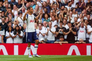 Tottenham Hotspur 'dan Brennan Johnson, Premier Lig maçında Tottenham Hotspur' un Burnley 'e karşı oynadığı Tottenham Hotspur Stadyumu, Londra, İngiltere' de 16 Ağustos 2025 'te 3-0' lık galibiyet golünü kutluyor.