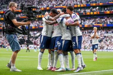 Tottenham Hotspur takımından Richarlison, 16 Ağustos 2025 'te Tottenham Hotspur Stadyumu' nda oynanan Premier League maçında takım arkadaşlarıyla 2-0 'lık galibiyetini kutluyor.