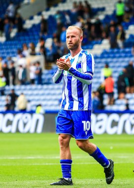 Sheffield 'den Barry Bannan Çarşamba günü İngiltere' nin başkenti Sheffield 'da Çarşamba günü oynanan ve Çarşamba günü oynanan Gökyüzü İddia Şampiyonası maçında taraftarları alkışlıyor.