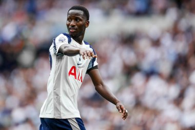 Tottenham Hotspur 'dan Pape Matar Sarr, Premier Lig karşılaşmasında Tottenham Hotspur' a karşı Tottenham Hotspur Stadyumu, Londra, İngiltere, 16 Ağustos 2025 'te oynanan maçta takıma talimat verdi.