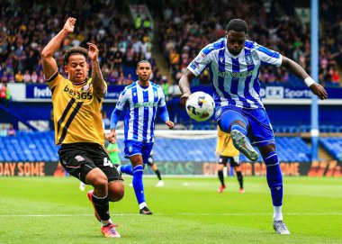 Sheffield 'li Dominic Iorfa, Çarşamba günü Sheffield Çarşamba günü İngiltere' nin Sheffield kentinde oynanan Stoke City maçında sahada topu temizliyor.