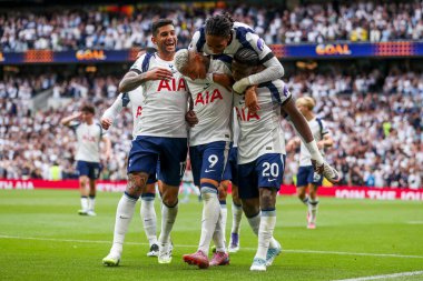 Tottenham Hotspur takımından Richarlison, 16 Ağustos 2025 'te Tottenham Hotspur Stadyumu' nda oynanan Premier League maçında takım arkadaşlarıyla 2-0 'lık galibiyetini kutluyor.