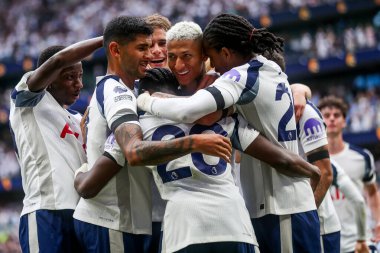 Tottenham Hotspur takımından Richarlison, 16 Ağustos 2025 'te Tottenham Hotspur Stadyumu' nda oynanan Premier League maçında takım arkadaşlarıyla 2-0 'lık galibiyetini kutluyor.