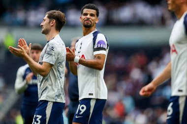 Tottenham Hotspur 'dan Dominic Solanke, Premier Lig maçının Tottenham Hotspur' a karşı oynadığı Tottenham Hotspur Stadyumu, Londra, İngiltere 'de 16 Ağustos 202' de oynanan maçın ardından takımların zaferini kabul etti.