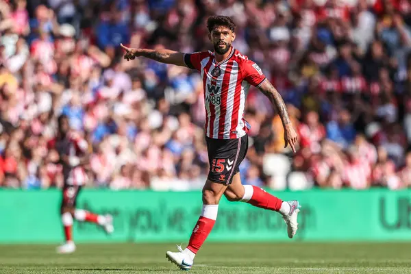 Sunderland 'dan Omar Alderete, İngiltere' nin Sunderland şehrinde 16 Ağustos 2025 'te oynanan Premier League maçında takımına talimat verdi.