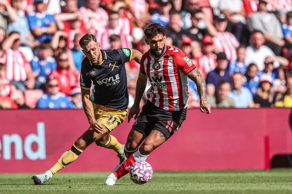 Sunderland 'dan Omar Alderete, Premier Lig karşılaşmasında Niclas Fllkrug West Ham United' ın baskısı altında topu atıyor. Sunderland - West Ham United, Stadium Of Light, Sunderland, Birleşik Krallık, 16 Ağustos 2025