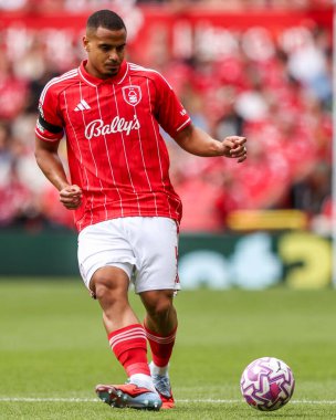 Nottingham Ormanı 'ndan Murillo Premier Lig maçında pas veriyor Nottingham Forest, Brentford' a karşı City Ground, Nottingham, 17 Ağustos 2025