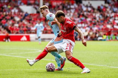 Brentford 'dan Keane Lewis-Potter Nottingham Ormanı' ndan Neco Williams ile Premier Lig maçı sırasında Nottingham Ormanı 'nın Brentford' a karşı oynadığı City Ground, Nottingham, İngiltere 'de 17 Ağustos 2025' te top için mücadele etti.