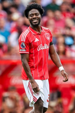 Nottingham Ormanı 'ndan Ola Aina 17 Ağustos 2025' te Nottingham Forest, Brentford 'a karşı oynadığı Premier League maçında tepki gösterdi.