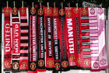 Manchester United atkıları 17 Ağustos 2025 'te Old Trafford, Manchester, İngiltere' de Manchester United ve Arsenal maçında satışa sunuldu.