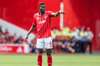 Nottingham Ormanı 'ndan İbrahim Sangare 17 Ağustos 2025' te Nottingham Forest ile Brentford arasındaki Premier Lig maçında takım talimatlarını verdi.