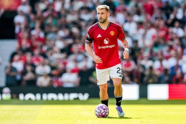 Manchester United takımından Luke Shaw, Manchester United 'ın 17 Ağustos 2025' te Old Trafford, Manchester 'da oynadığı Premier League maçında topla koşuyor.