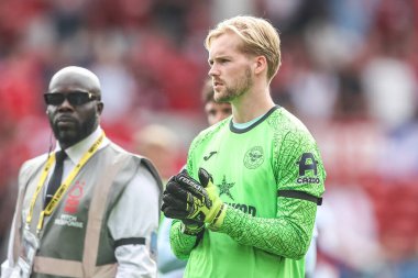 Brentford 'dan Caoimhin Kelleher, Premier League maçından sonra İngiltere' nin Nottingham kentinde oynanan Nottingham Forest - Brentford maçında taraftarları alkışlıyor.