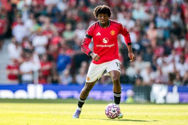 Manchester United takımından Patrick Dorgu, Manchester United 'ın 17 Ağustos 2025' te Old Trafford, Manchester 'da oynadığı Premier League maçında topla koşuyor.