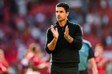 Arsenal 'den Mikel Arteta, 17 Ağustos 2025' te Old Trafford, Manchester, İngiltere 'de oynanan Premier League maçı sonrasında takımların kazandığı galibiyet sonrasında taraftarları kabul ediyor.