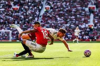 Manchester United takımının Casemiro 'su, 17 Ağustos 2025' te Old Trafford, Manchester, İngiltere 'de oynanan Premier League maçında Arsenal' li Viktor Gyokeres 'e meydan okudu.