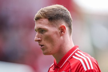 Nottingham Ormanı 'ndan Elliot Anderson 17 Ağustos 2025' te Nottingham Forest 'ın Brentford' a karşı oynadığı Premier Lig maçına bakıyor.