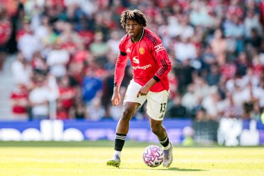 Manchester United takımından Patrick Dorgu, Manchester United 'ın 17 Ağustos 2025' te Old Trafford, Manchester 'da oynadığı Premier League maçında topla koşuyor.