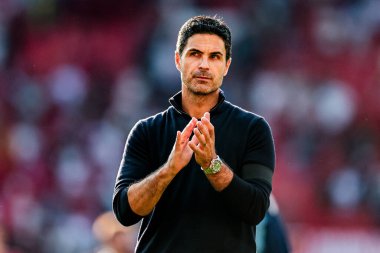 Arsenal 'den Mikel Arteta, 17 Ağustos 2025' te Old Trafford, Manchester, İngiltere 'de oynanan Premier League maçı sonrasında takımların kazandığı galibiyet sonrasında taraftarları kabul ediyor.