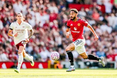 Manchester United takımından Matheus Cunha, Manchester United 'ın 17 Ağustos 2025' te Old Trafford, Manchester 'da oynadığı Premier League maçında topla koşuyor.