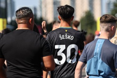 Manchester United taraftarı, Manchester United 'ın 17 Ağustos 2025' te Old Trafford, Manchester 'da oynadığı Premier League maçında Benjamin Sesko ile üstte.