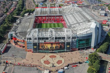 Premier Lig maçı sırasında Old Trafford ve Stratford End 'in hava görüntüsü Manchester United ile Old Trafford, Manchester, Birleşik Krallık maçı, 17 Ağustos 2025