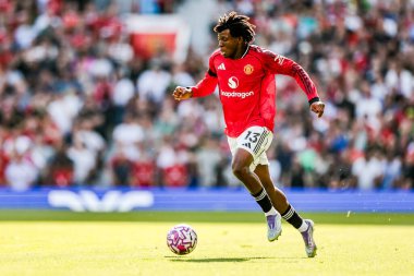 Manchester United takımından Patrick Dorgu, Manchester United 'ın 17 Ağustos 2025' te Old Trafford, Manchester 'da oynadığı Premier League maçında topla koşuyor.