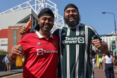 Manchester United taraftarları, Manchester United 'ın 17 Ağustos 2025' te Old Trafford, Manchester 'da oynadığı Premier League maçında Old Trafford' a doğru ilerliyor.