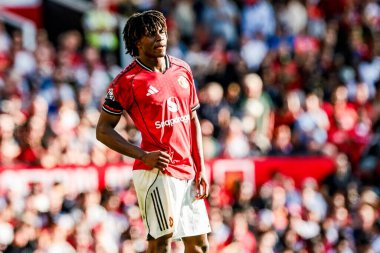 Manchester United takımından Patrick Dorgu, Manchester United ile Arsenal maçında Old Trafford, Manchester, İngiltere 'de 17 Ağustos 2025' te maçı izliyor.