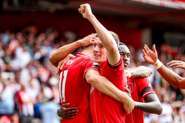 Nottingham Ormanı 'ndan Chris Wood, Nottingham City Ground, Nottingham, İngiltere' de 17 Ağustos 2025 'te oynanan Premier League maçında takım arkadaşlarıyla yaptığı maçı 3-0 kazanarak kutluyor.